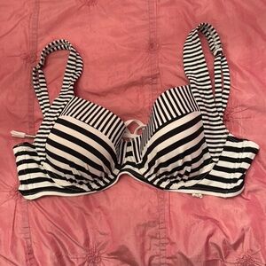 Gorgeous Tommy Bahama Black and White Striped adjustable swim top Size 36D 💕